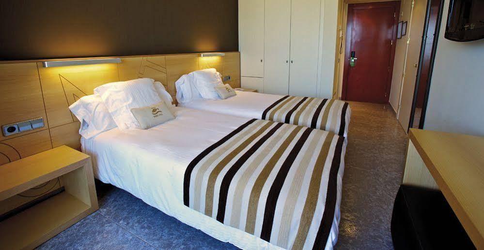Hotel Restaurant Sant Pol Сан Фелиу де Гиксолс Екстериор снимка