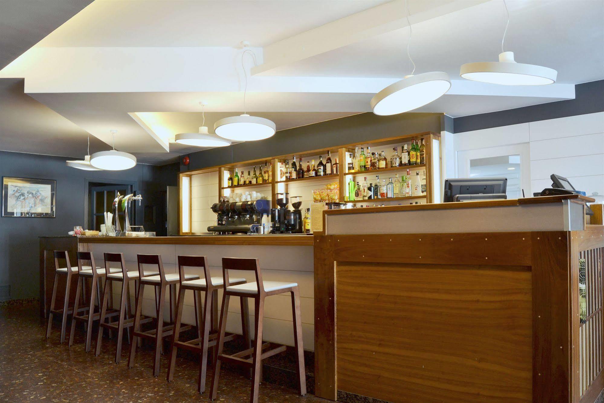 Hotel Restaurant Sant Pol Сан Фелиу де Гиксолс Екстериор снимка
